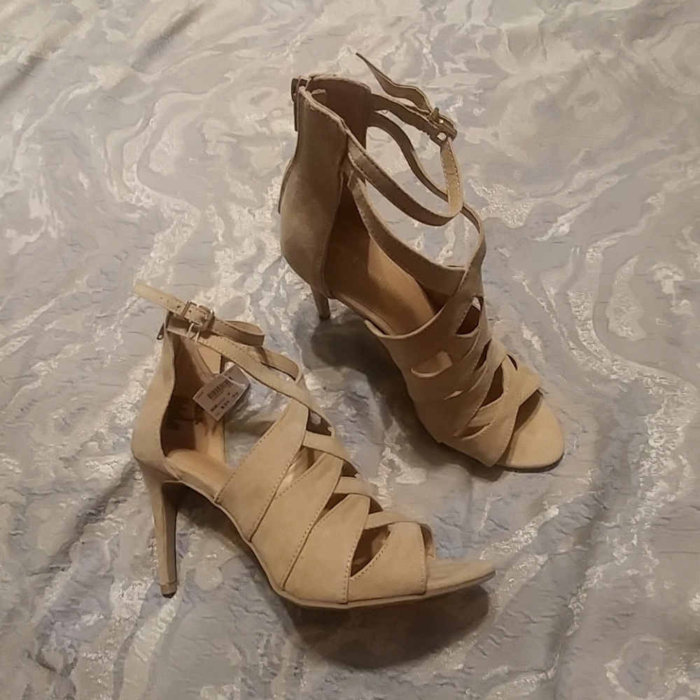 Nude beige heels never worn